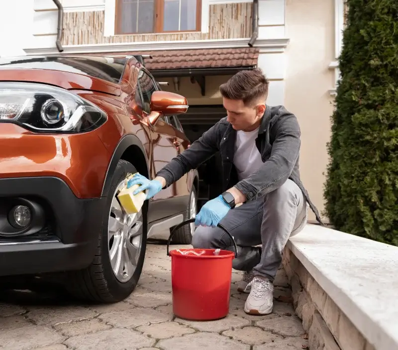 Lavage auto à domicile Saint-Pastour : professionnel intervenant sur un véhicule